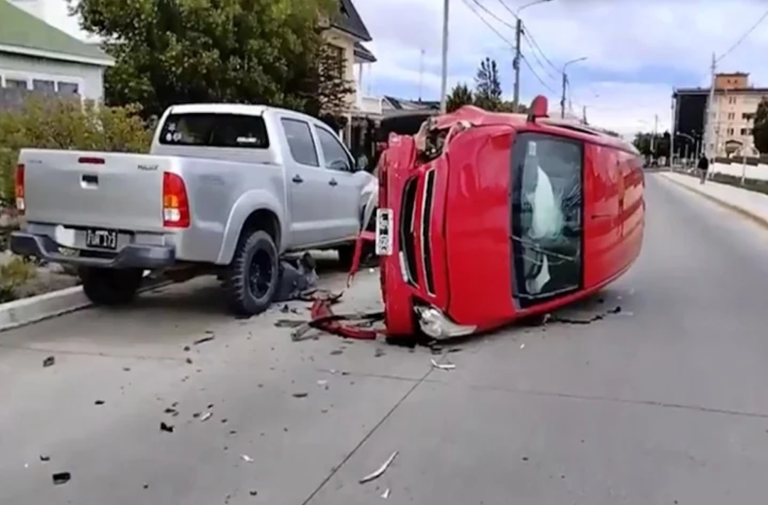 Borracho Choco Cinco Vehiculos Estacionados Y Volco Termino