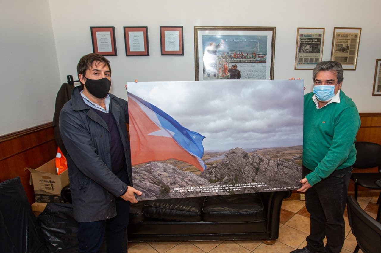 El Periodista Mariano LÓpez ObsequiÓ ImÁgenes De La Bandera De Tierra