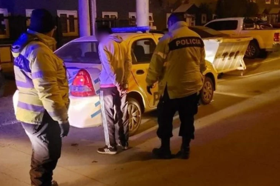 Pareja de jovenes detenidos por agredir a una mujer policia – INFOTDF